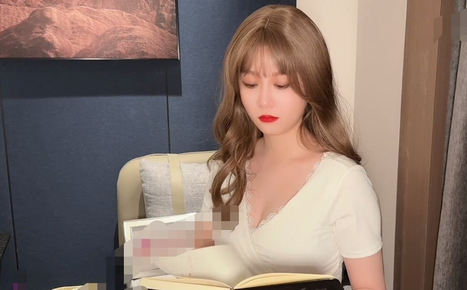 Cháu trai Chịch luôn Dì đang thủ dâm khi lên ở nhờ nhà để thi đại học